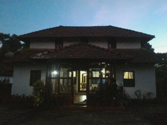 Sardar Bahadur'S Heritage Bungalow Estate Stay Napoklu Экстерьер фото